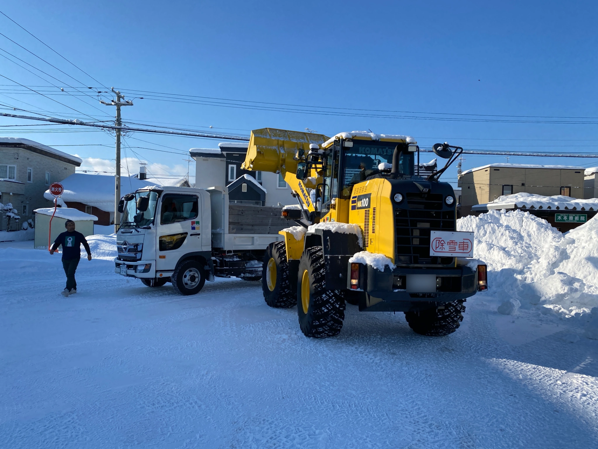 旭川市内で除雪作業を行うホイールローダーとダンプトラック